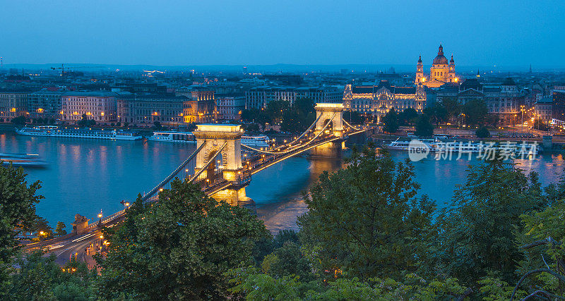 多瑙河在布达佩斯的夜晚