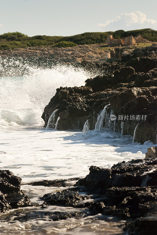 在巴利阿里群岛的马略卡岛海岸掀起海浪