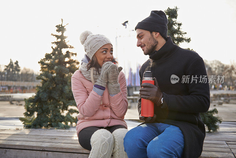 溜冰夫妇有冬天的乐趣