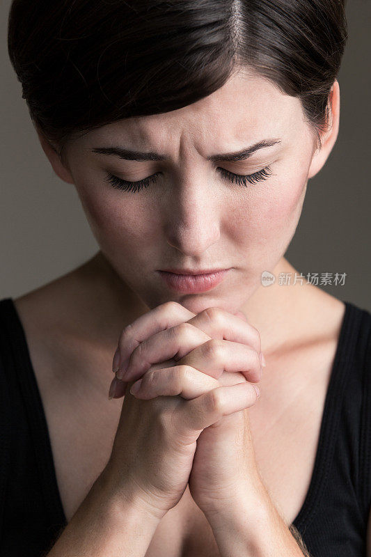 悲伤的拉丁女人在祈祷