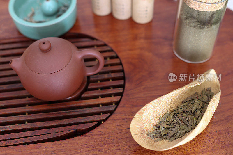 桌上的茶壶