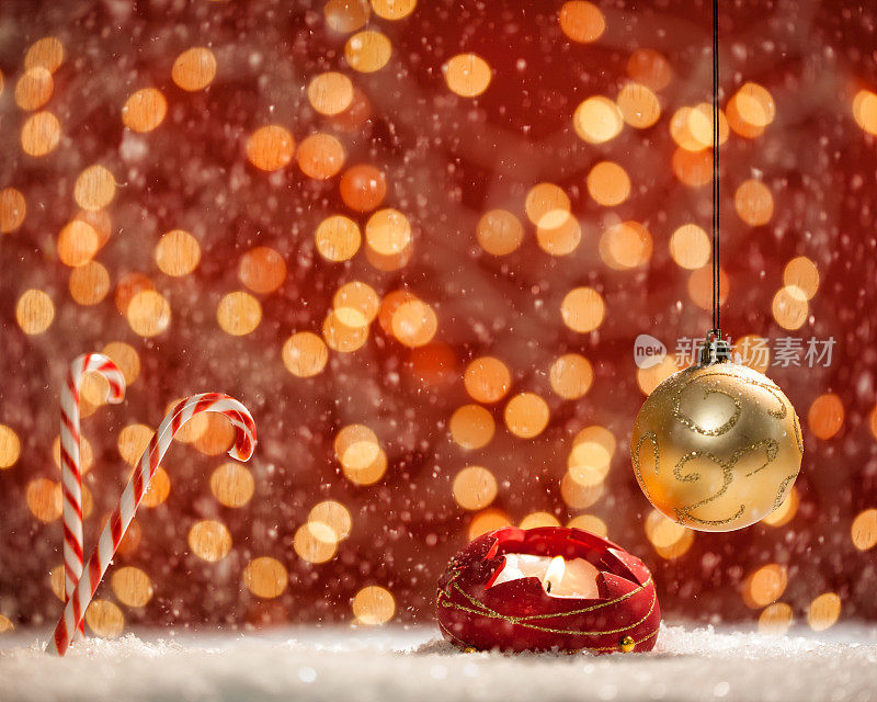 红色的圣诞散景灯，装饰品，蜡烛灯，雪