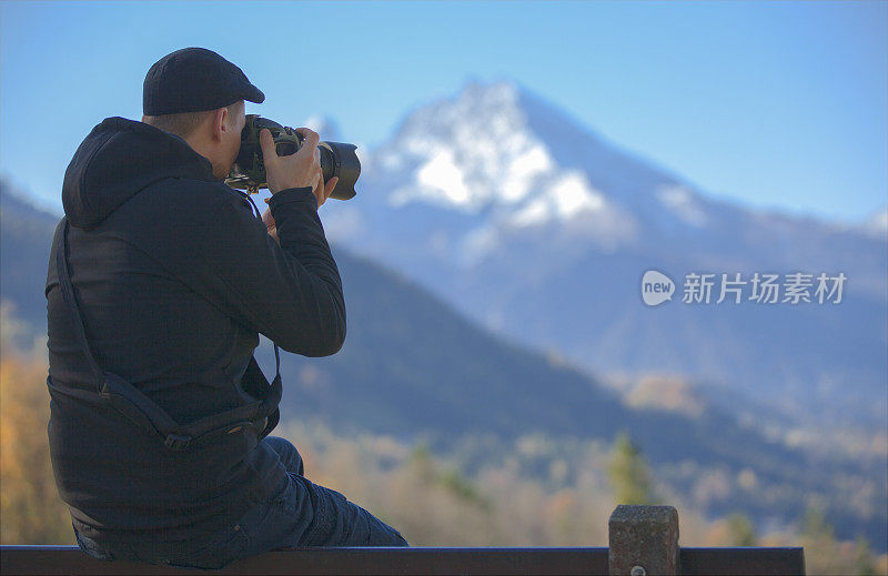 一个摄影师在拍摄一座山