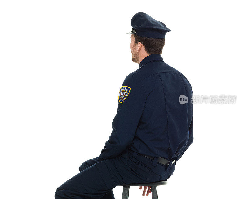 警察坐在凳子上看着别处