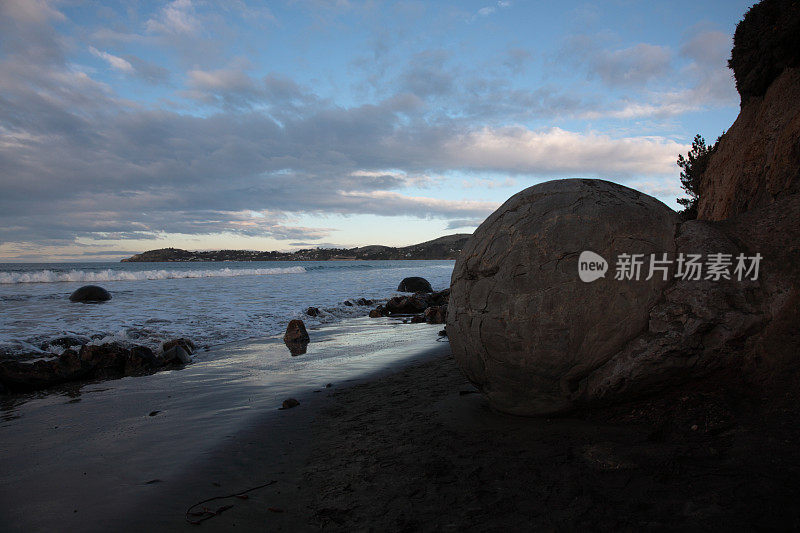 新西兰，Koekohe海滩，日落时的莫拉基巨石