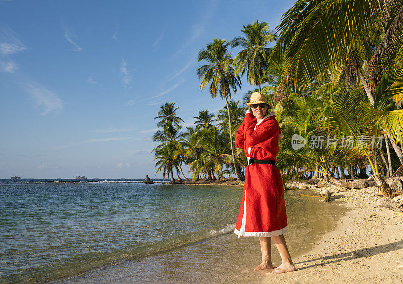 圣诞老人靠近的女人的肖像行走在海滩上的纳兰霍奇科岛在加勒比看到