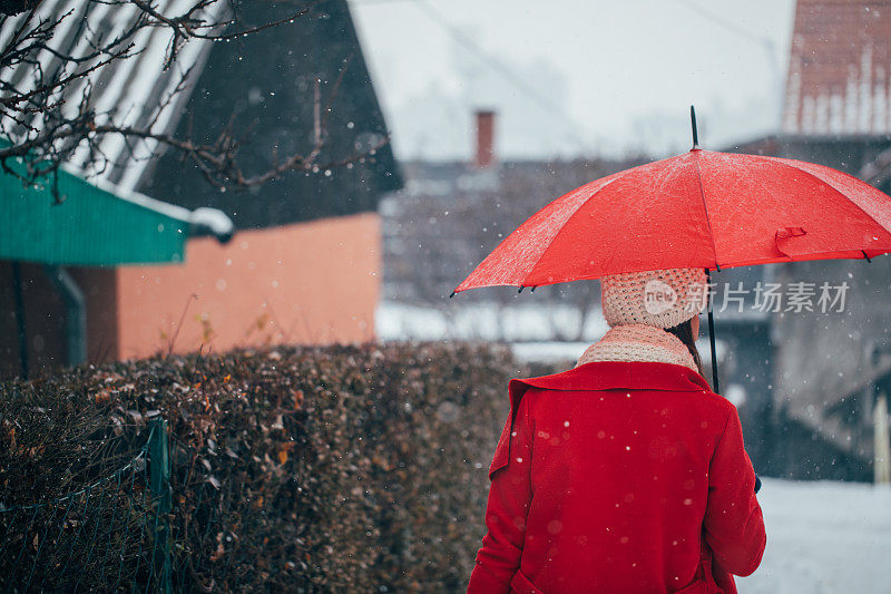 女人在享受下雪天