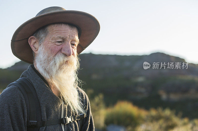 中年男子在壮观的蓝山澳大利亚风景丛林行走