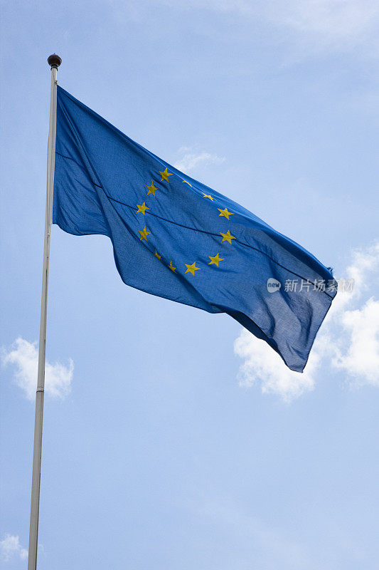 蓝天下的欧盟旗帜