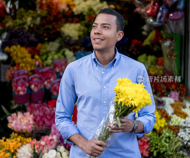 浪漫的男人在花摊上买花