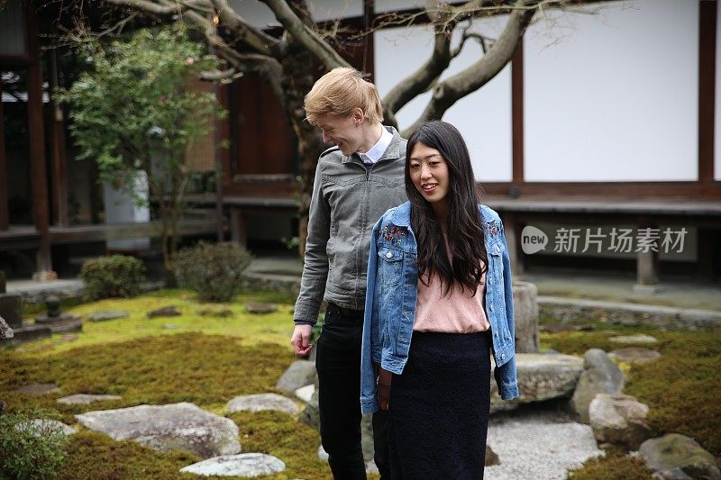 一对夫妇在日本寺庙花园散步