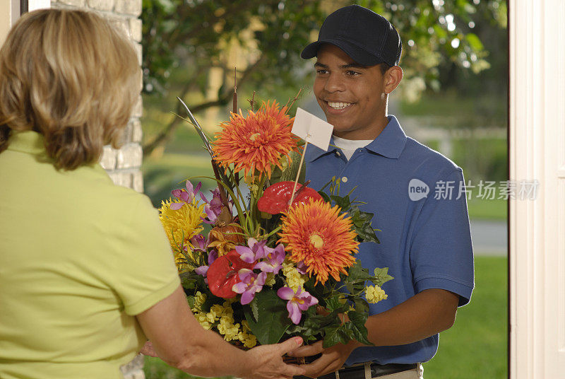 一名年轻人正在给一户人家送花