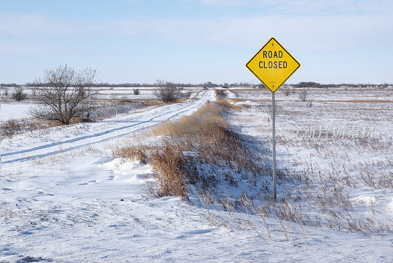 白雪覆盖的草原道路照片