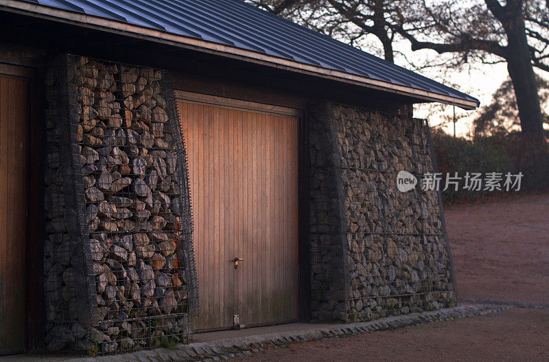 车库门采用可持续材料(木材和石头)