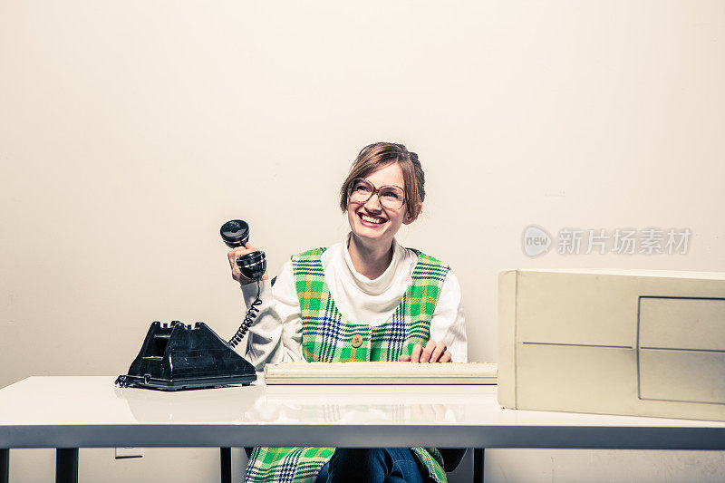 有趣的秘书在她的办公桌上，电话和电脑