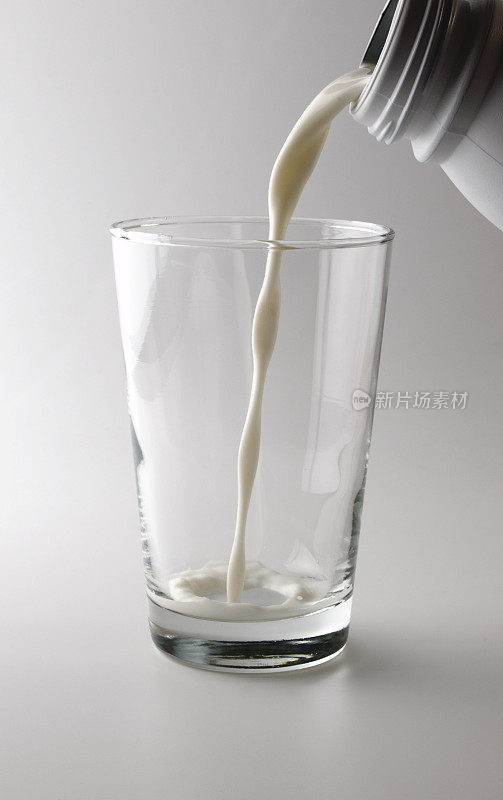 倒牛奶