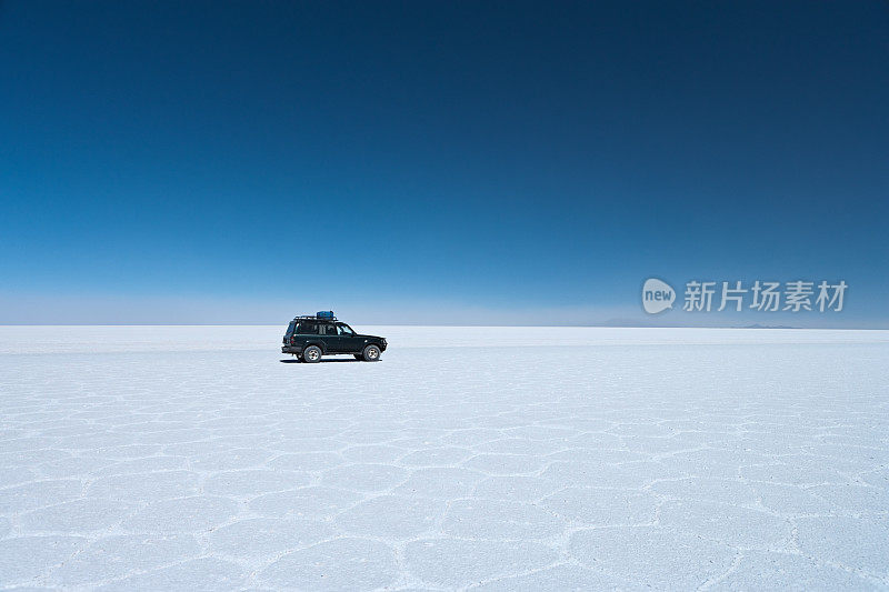 在玻利维亚高原乌尤尼盐湖的四驱车