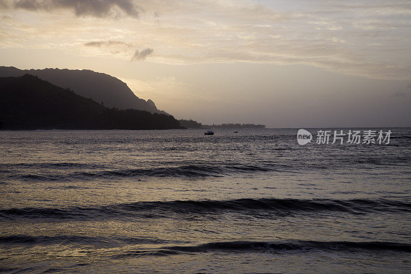 柔和的日落在哈纳莱海湾考艾岛与巴厘岛海山