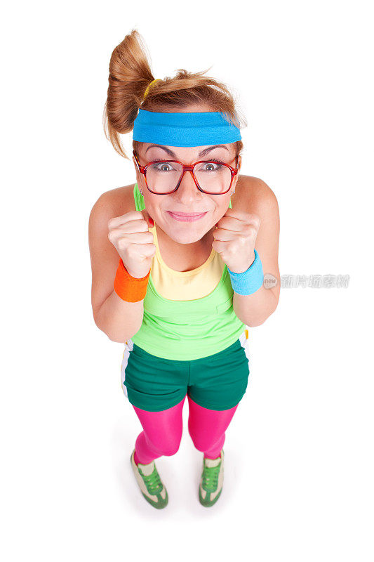 戴着眼镜的兴奋的书呆子健身女孩的工作室肖像