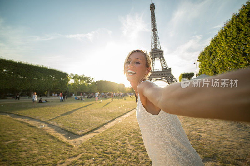 女游客在巴黎埃菲尔铁塔自拍