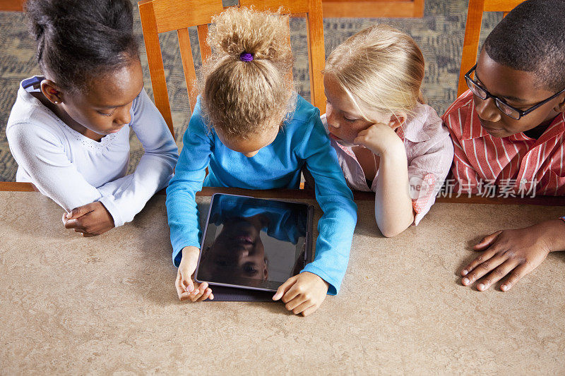 多民族儿童使用数字平板电脑