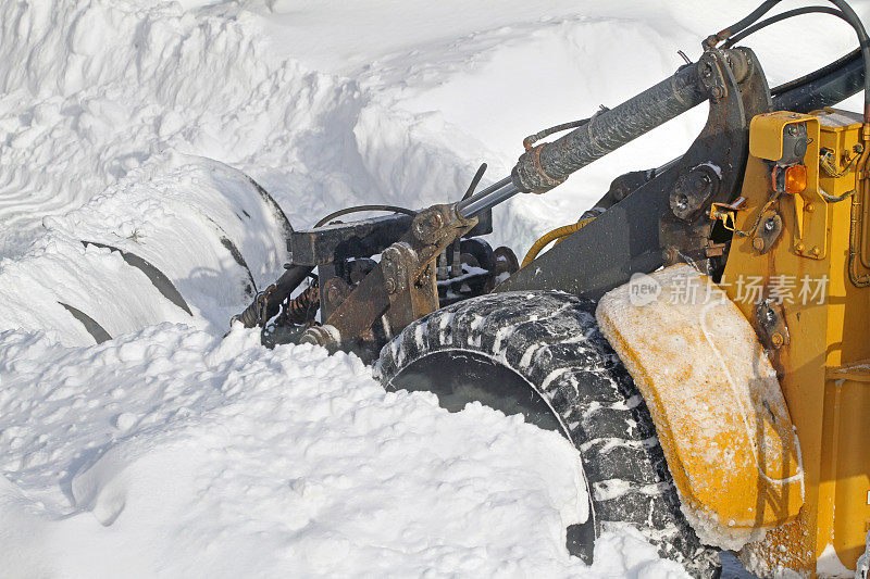 扫雪机在工作，特写