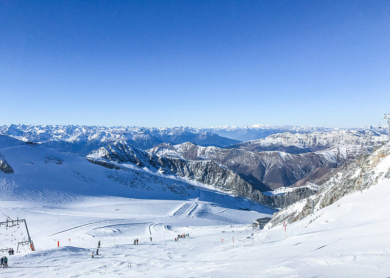 齐勒塔尔腹地的雪山山峰