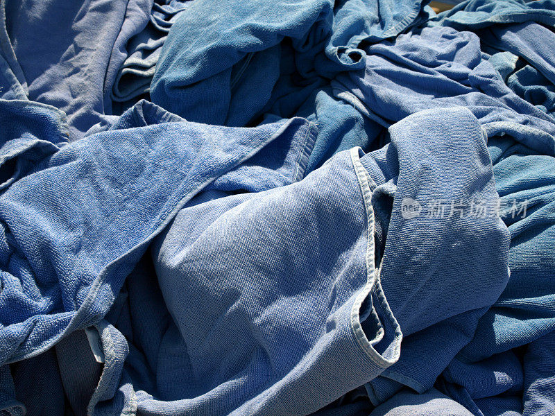 蓝色的沙滩巾