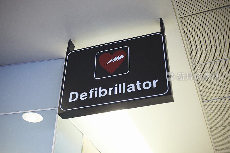 安装在天花板上的AED自动体外除颤器标志