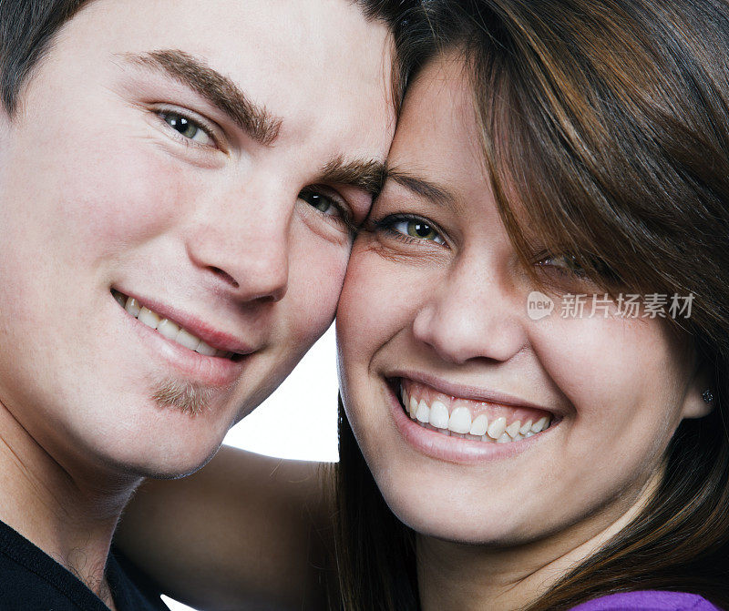 幸福的年轻夫妇拥抱，微笑，在近距离