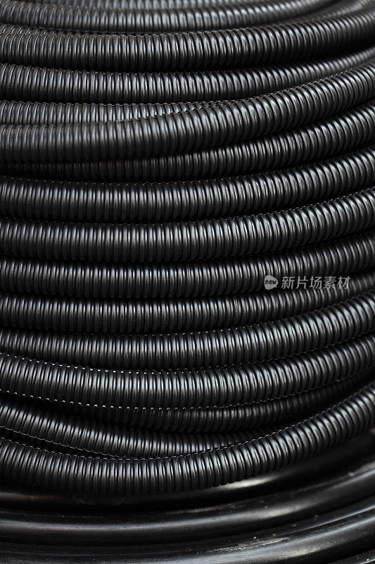 细长的黑色PVC管