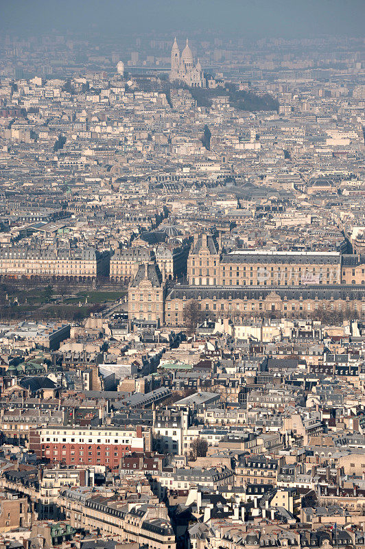 鸟瞰图巴黎与卢浮宫和圣心大教堂
