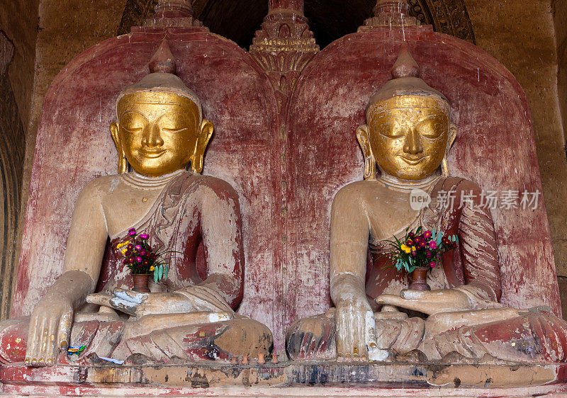 两尊佛像坐在蒲甘塔，缅甸