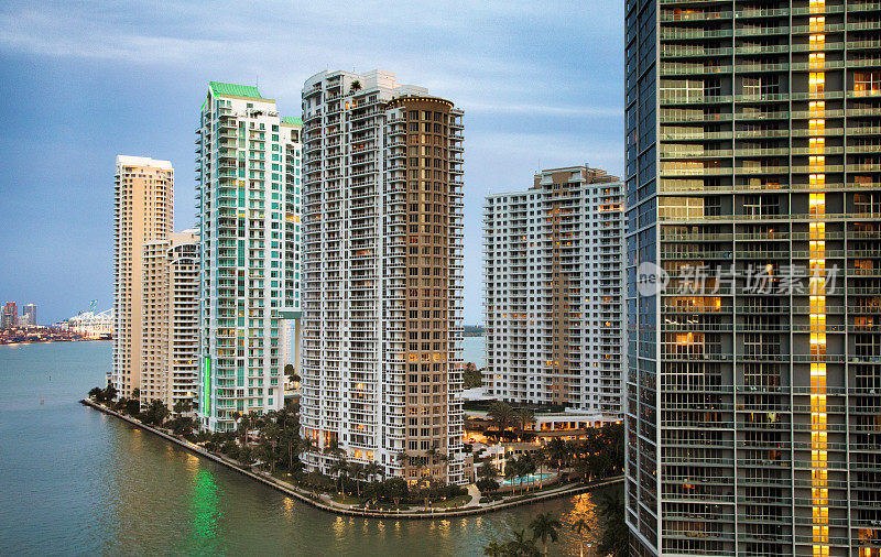 迈阿密河布里克尔指向高大的公寓大楼