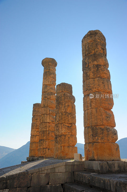 希腊特尔斐的阿波罗神庙的圆柱