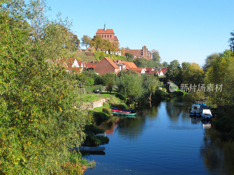 哈维尔堡(德国，萨克森-安哈尔特)的城市景观与哈维尔河