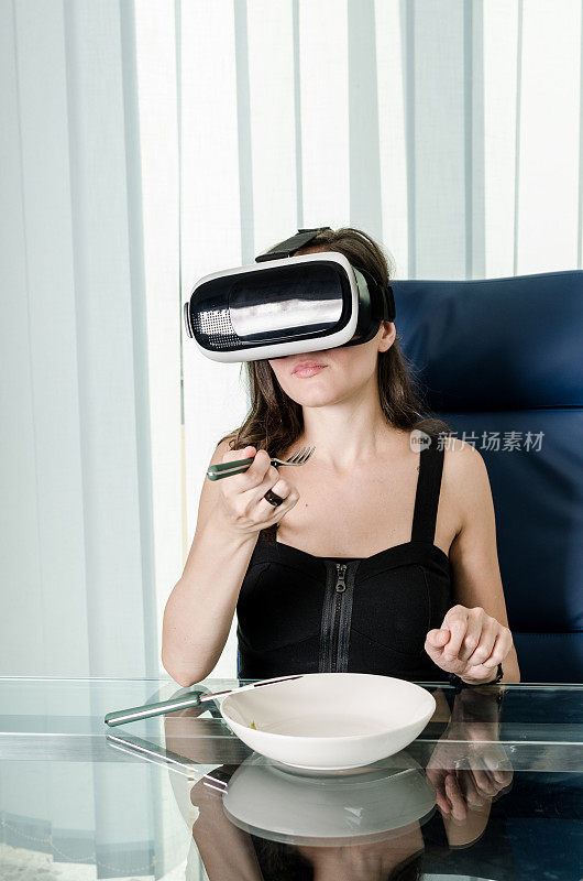 可爱的女孩在吃虚拟大餐