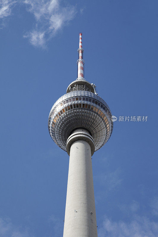 柏林Fernsehturm在夏天蓝色的天空