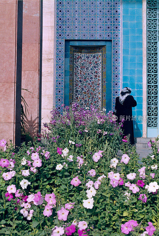 一名伊朗妇女在设拉子诗人萨阿迪墓前祈祷