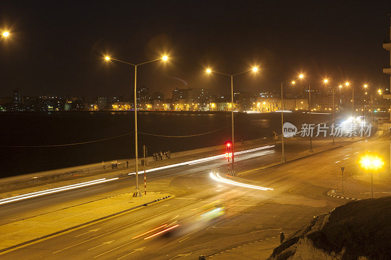 古巴哈瓦那马雷孔海堤夜景