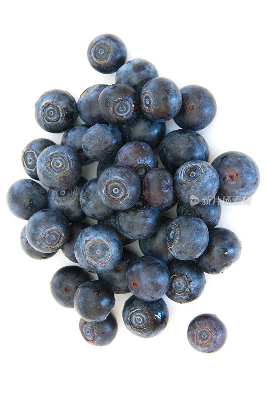 白面包上放着一堆新鲜的蓝莓