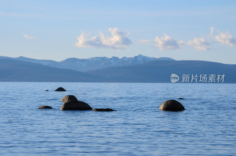 蓝色的塔霍湖全景图