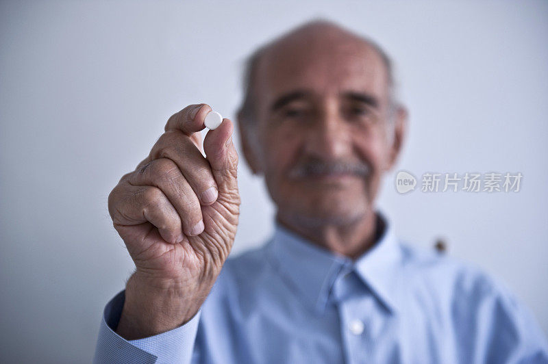 拿着药丸的老人