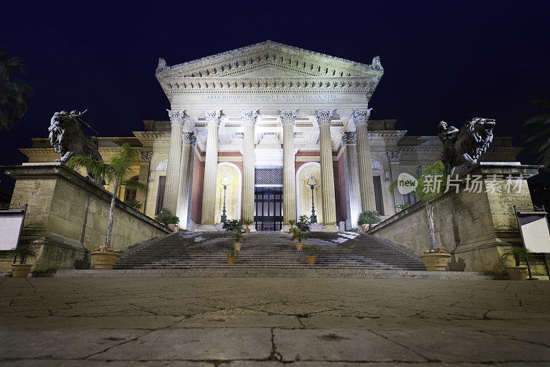 马西莫剧院的正面视图，巴勒莫(西西里)，晚上