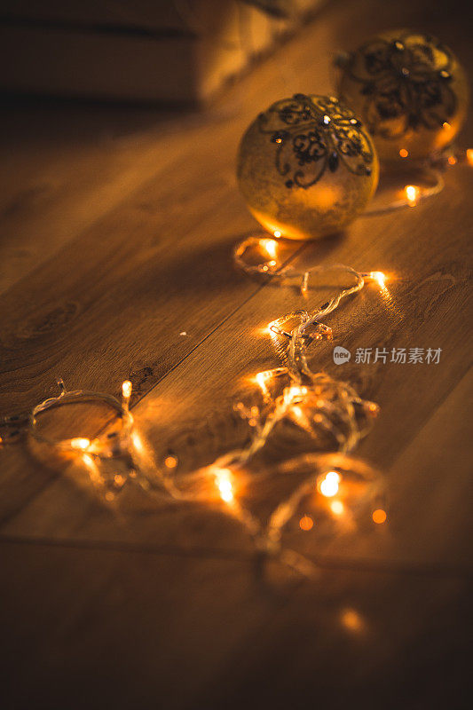 装饰在地板上的圣诞灯和装饰品