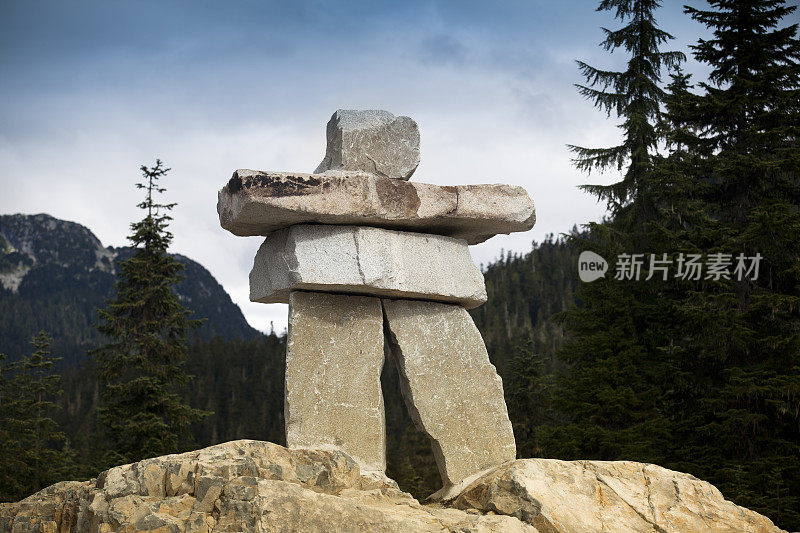 山上的Inukshuk