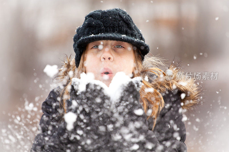 女孩玩雪