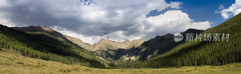 戏剧性的照明在科罗拉多落基山脉全景