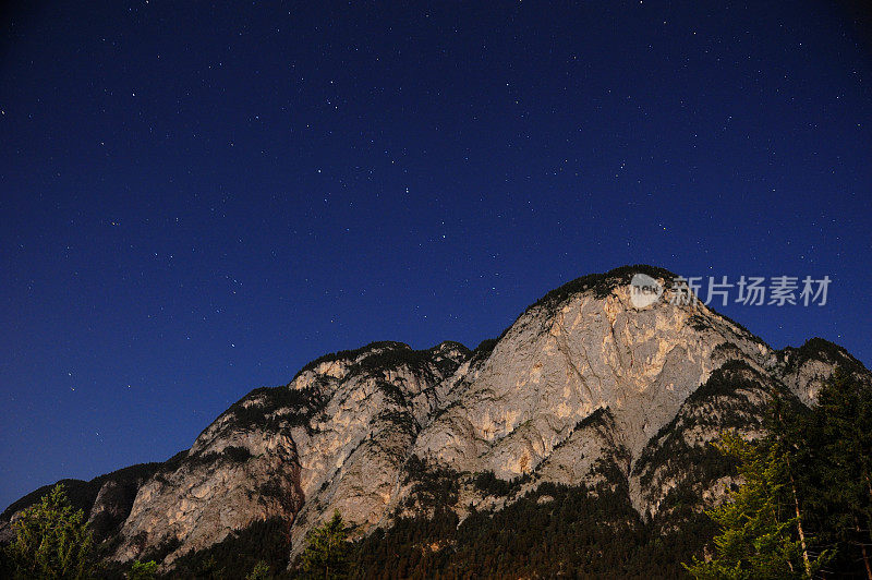 山夜景与星星