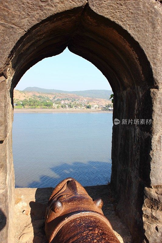 古代防御系统——印度马哈拉施特拉邦一个岛上的Murud-Janjira堡垒，用大炮攻击海上船只